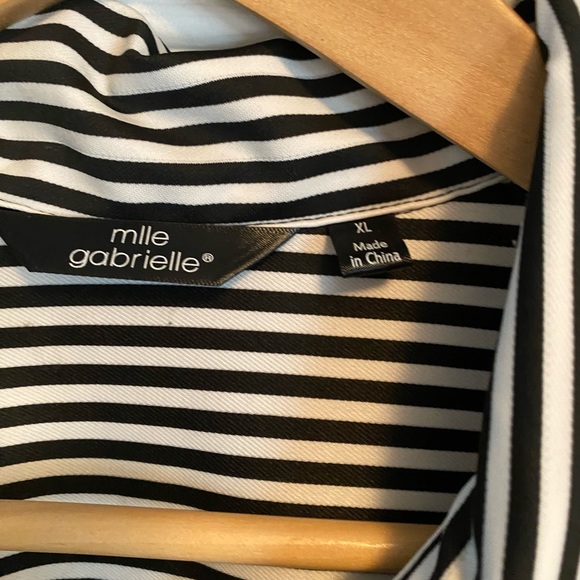 Beautiful button front dress - Picture 4 of 15